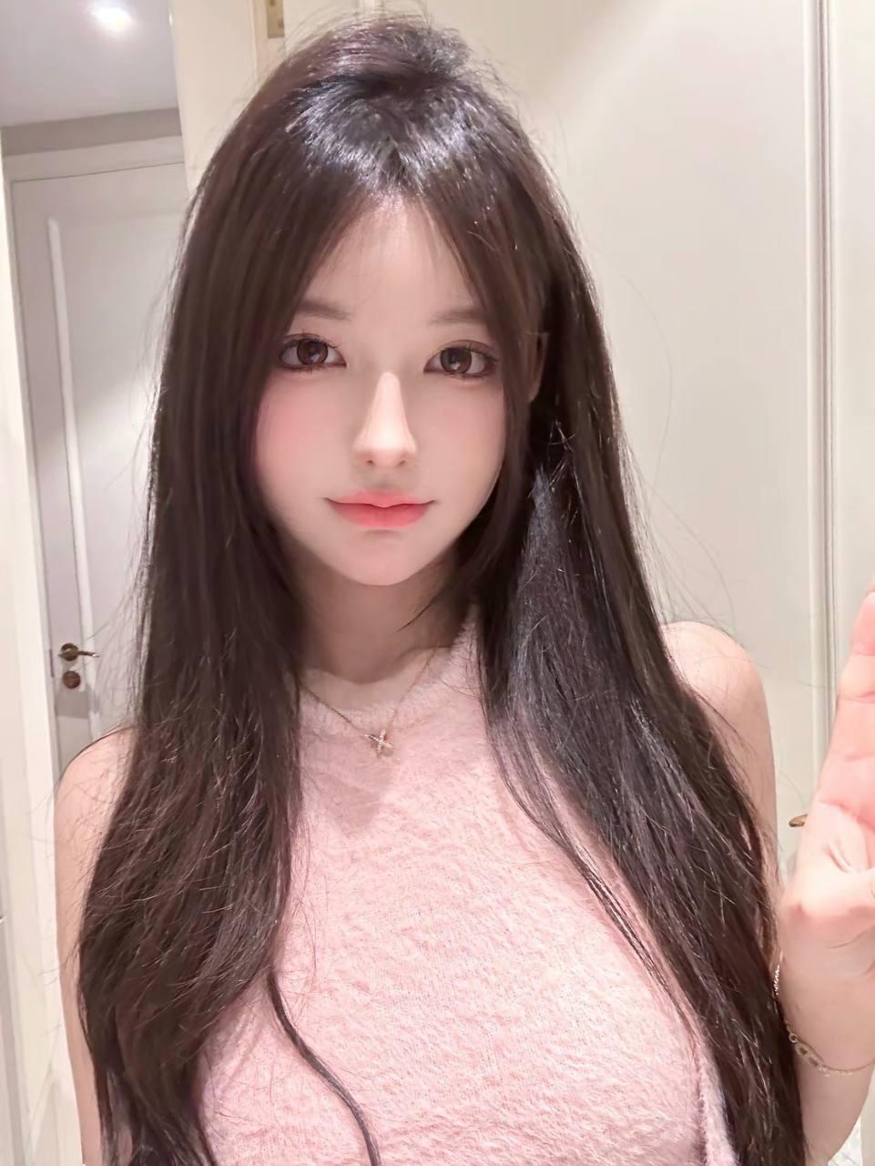 深色茶汤中的甜蜜邂逅，金黄糖油果子的温柔倒影